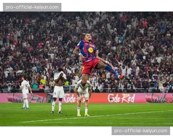 特写：在漫天嘘声中罚入点球，拉菲尼亚的冷静一射